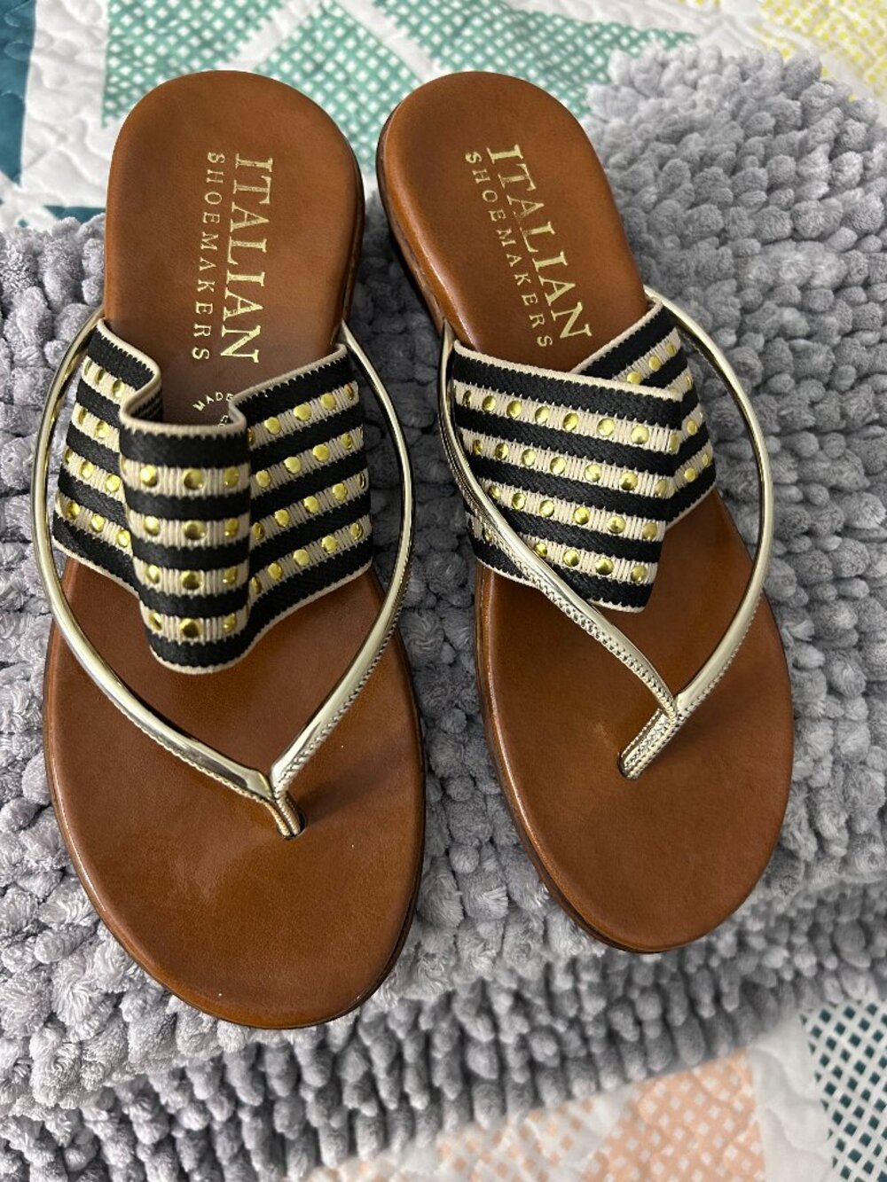 Women's Black and Gold Italian Shoemakers Women's Flip-Flops Size 6½ (Like New)